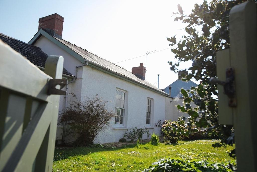 May Tree Cottage Manorbier 5 Mins From The Beach Sleeps 4 エクステリア 写真