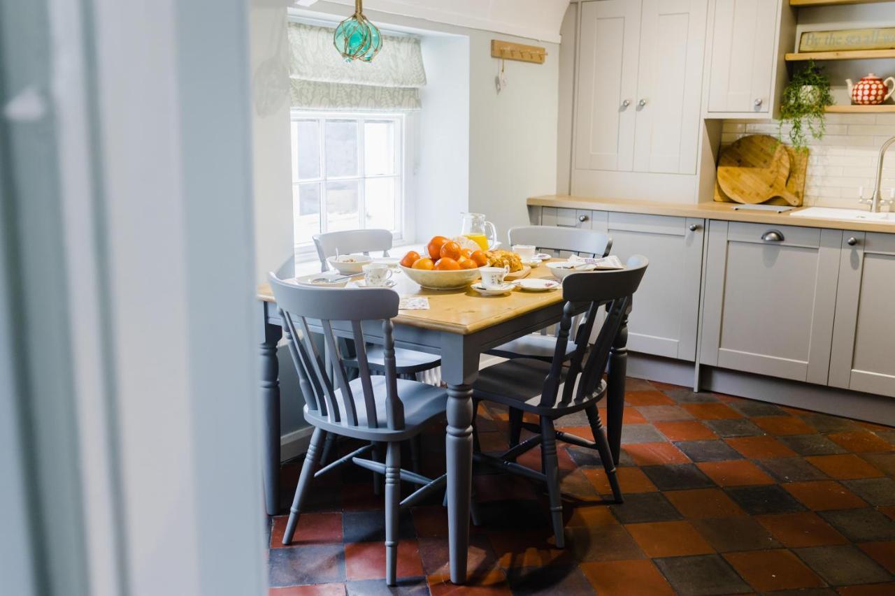 May Tree Cottage Manorbier 5 Mins From The Beach Sleeps 4 エクステリア 写真